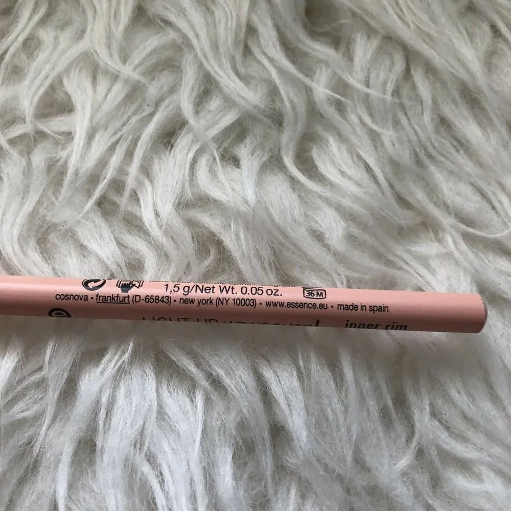 ESSENCE Light up your eyes! Inner Rim Eye Pencil Shade 02 Peachy Day